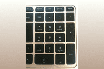 En la imagen observamos un teclado numérico negro con líneas claras lo que crea sin querer una rejilla de Hermann dando el efecto óptico de observar puntos grises en las intersecciones.